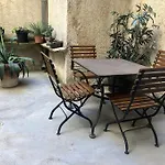 Ulysse, Spacieux Au Centre Historique D'uzes En Rez-de-chaussee Avec Exterieur, Proche Parking Des Marroniers Uzès