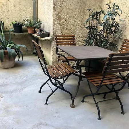 Ulysse, Spacieux Au Centre Historique D'uzès En Rez-de-chaussée Avec Extérieur, Proche Parking Des Marroniers Uzès