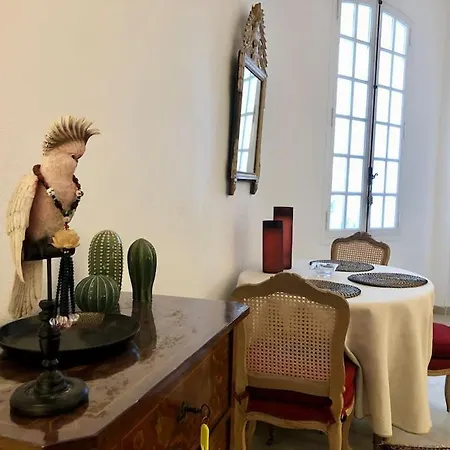 Apartment Ulysse, Spacieux Au Centre Historique D'uzes En Rez-de-chaussee Avec Exterieur, Proche Parking Des Marroniers *