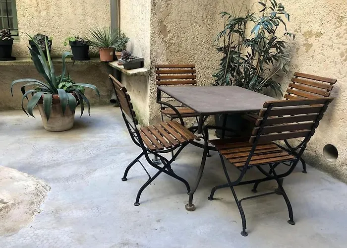 Ulysse, Spacieux Au Centre Historique D'uzes En Rez-de-chaussee Avec Exterieur, Proche Parking Des Marroniers Uzès