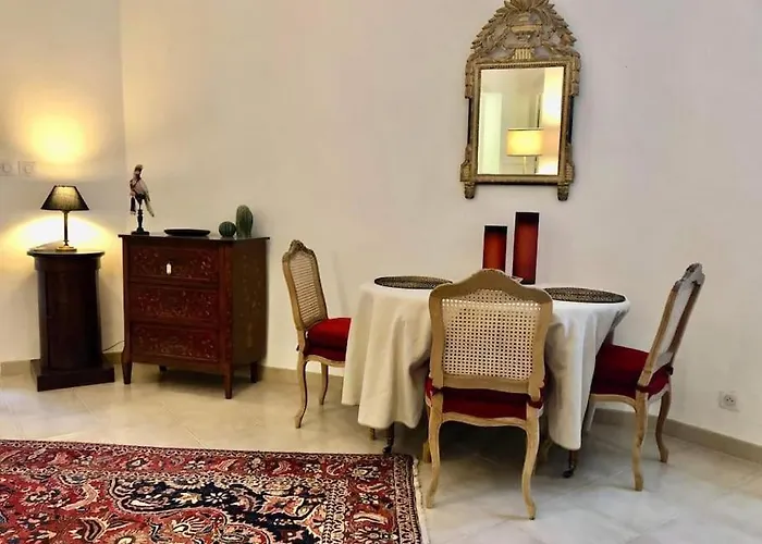 Appartement Ulysse, Spacieux Au Centre Historique D'uzes En Rez-de-chaussee Avec Exterieur, Proche Parking Des Marroniers